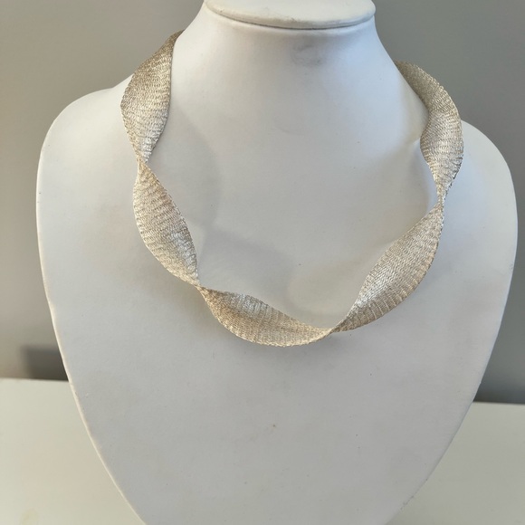 18” Titanium Ribbon Necklace - Picture 4 of 5